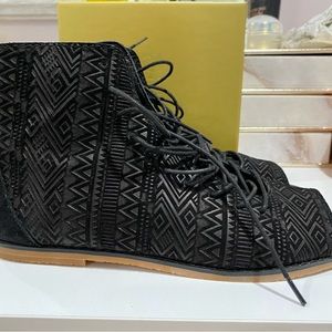 Laced flat comfortable walking shoes